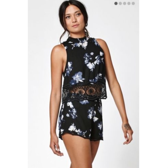 Kendall & Kylie Tops - ❌SOLD❌Kendall & Kylie Black Crop Top Size Small